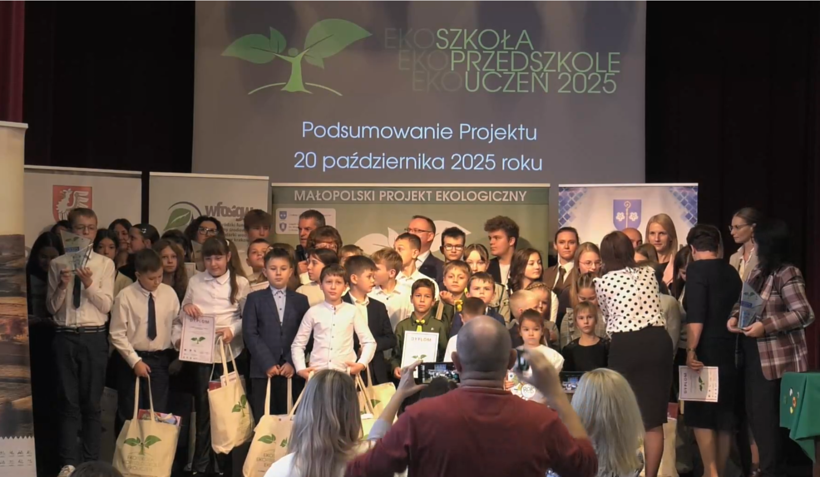 Zdjęcie: Telewizja Tarnowska.tv: Gala podsumowująca XVII edycję Małopolskiego Projektu Ekologicznego Ekoszkoła-Ekoprzedszkole-Ekouczeń 2025 w Borzęcinie