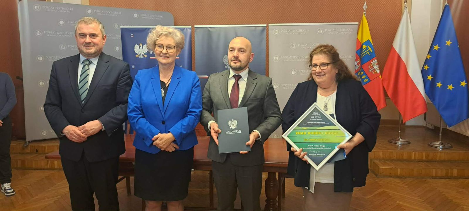 Zdjęcie: Podpisanie umowy na przebudowę drogi gminnej Borzęcin Górny – Czarnawa