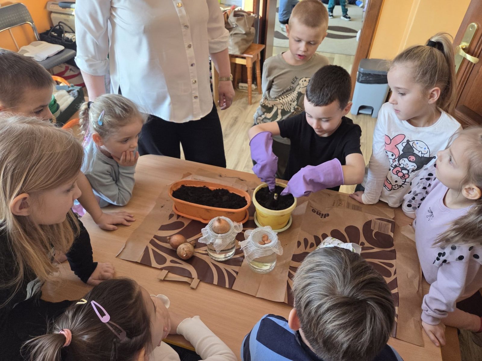 Zdjęcie: Borzęcin Dolny - wiosenne sadzenie roślin w przedszkolu