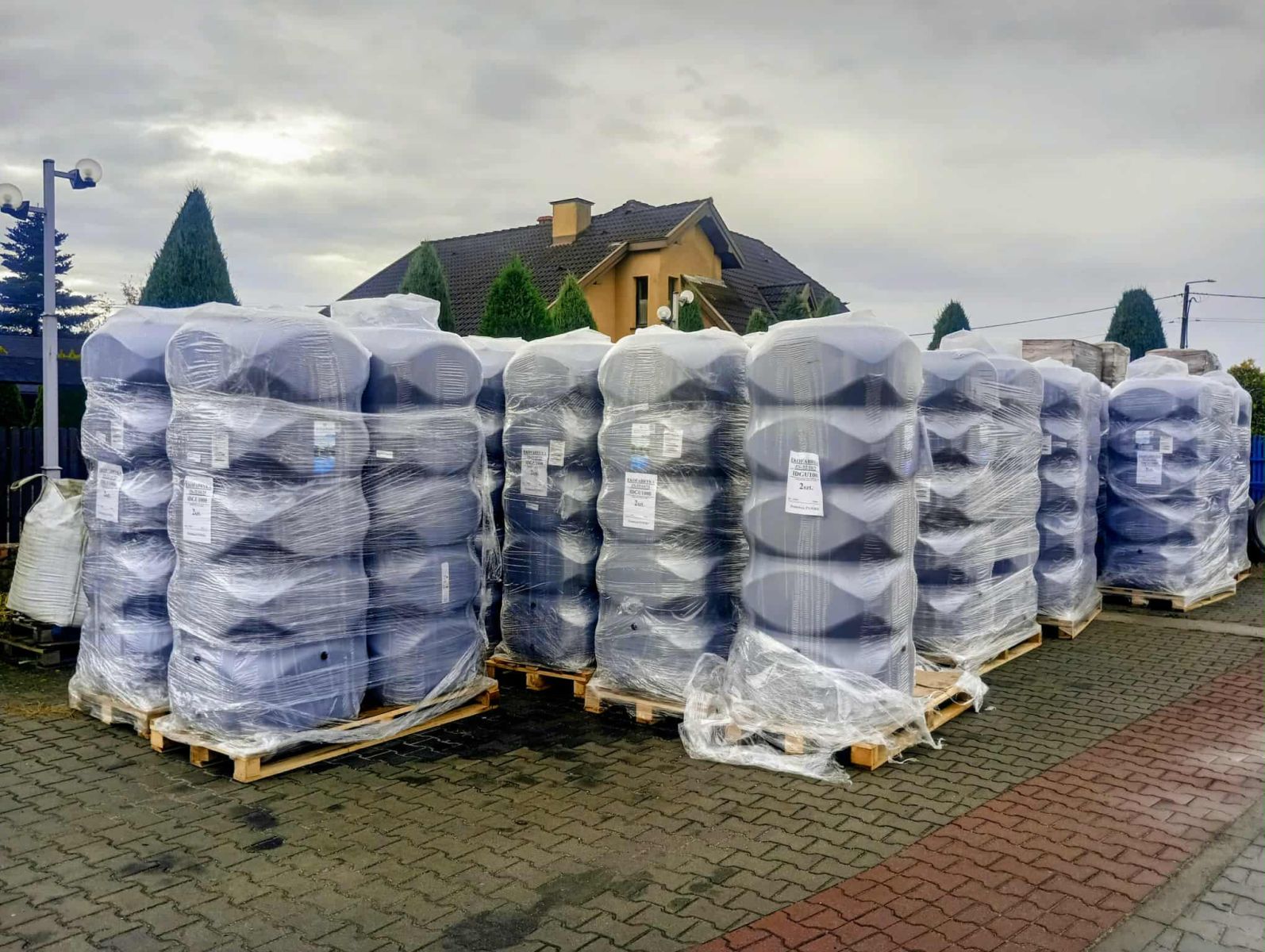 Zdjęcie: Mieszkańcy Gminy Borzęcin odebrali zbiorniki na deszczówkę